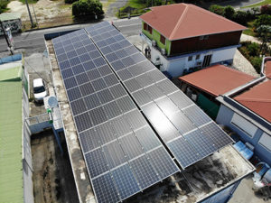 Installation photovoltaïque en autoconsommation totale avec borne de recharge pour véhicules électriques.