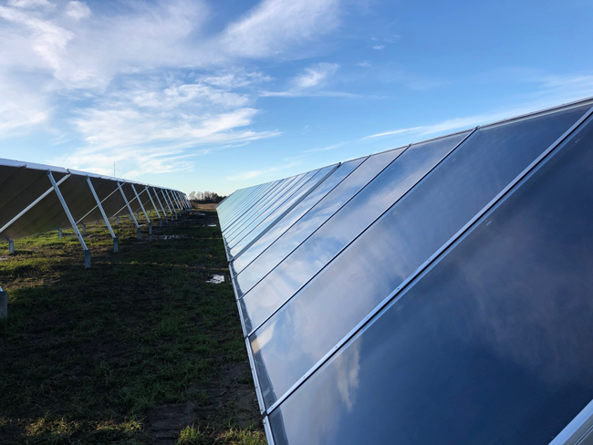 Champs de capteurs solaires pour systèmes solaires thermiques collectifs individualisés.