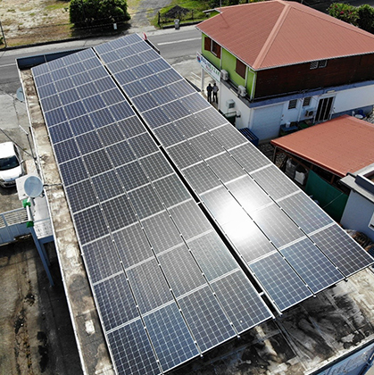 Installation photovoltaïque en autoconsommation totale avec borne de recharge pour véhicules électriques.